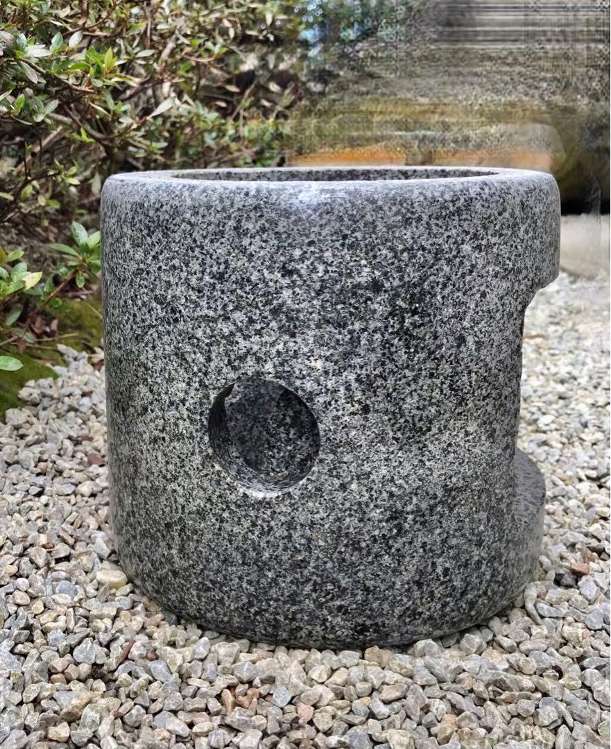 【御影磨き石・丸型火袋】オブジェ・庭石・置物・ガーデニング Amazon.co.jp: 御影磨き石 丸型火袋 オブジェ 庭石 置物